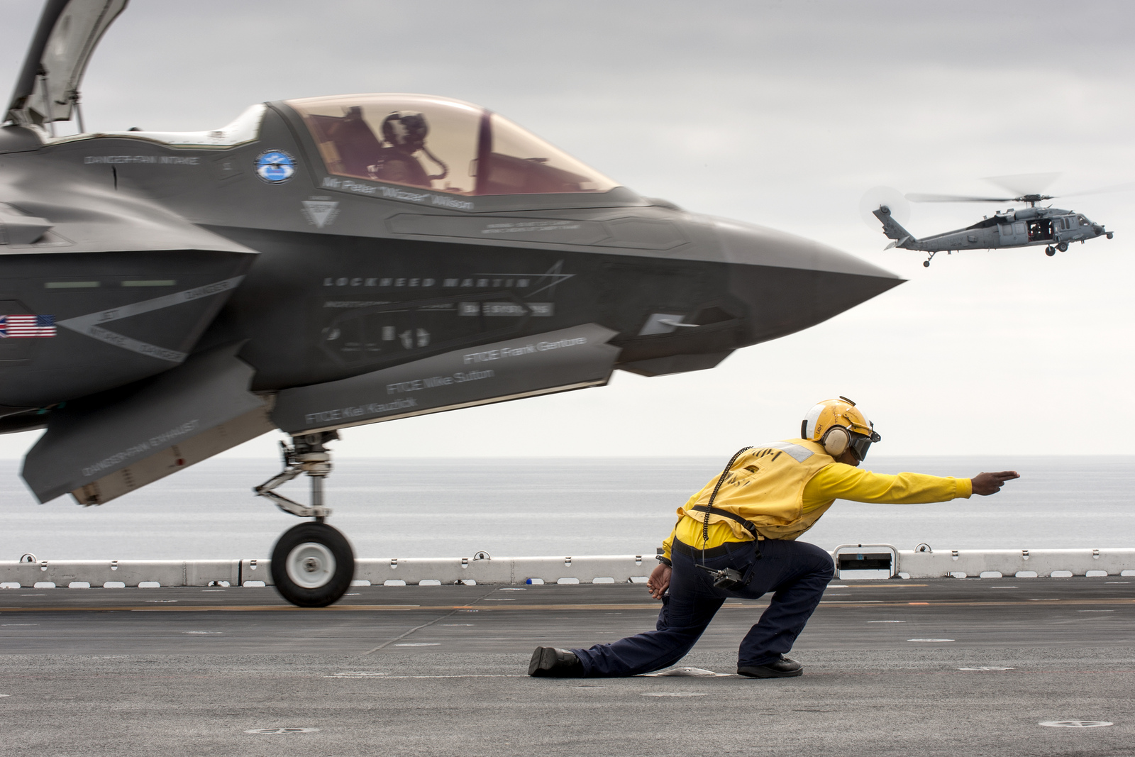 F-35B-takeoff.jpg (589699 bytes)